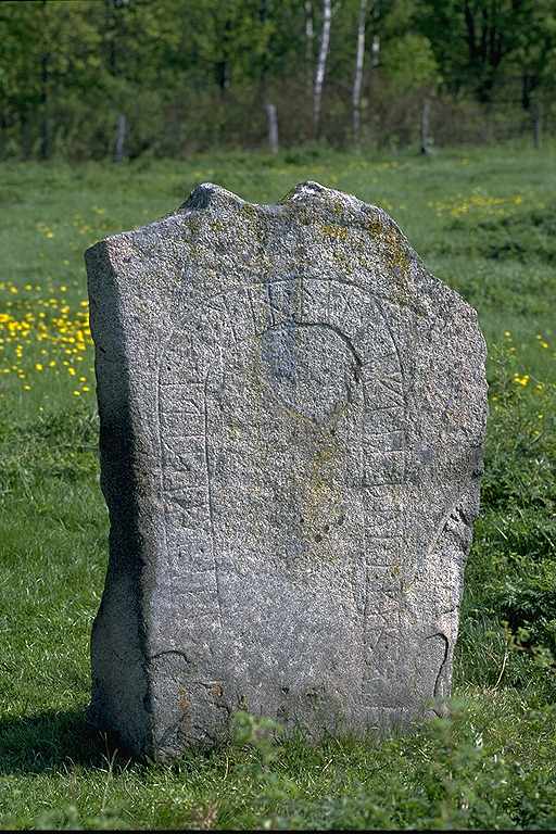 Runes written on runsten, grå granit. Date: V